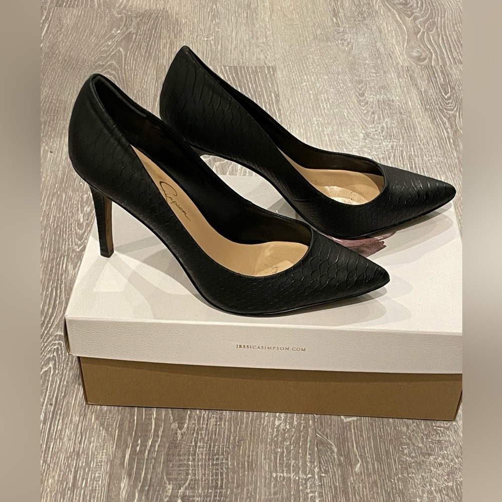 Jessica Simpson Black snake like skin textured heels